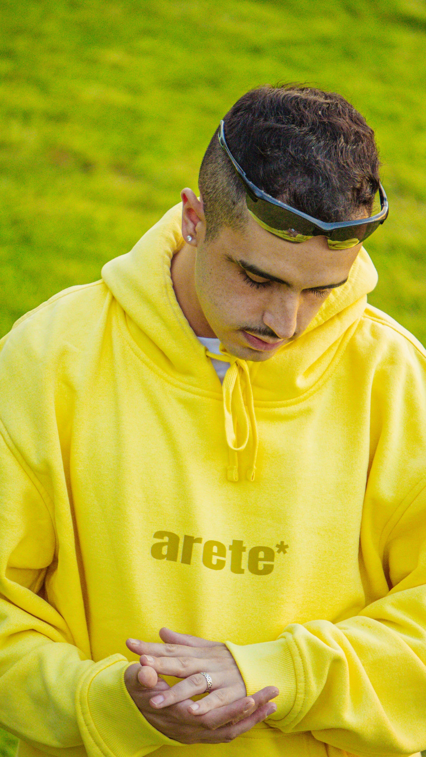 SUDADERA ARETE, BUSINESS BASIC - AMARILLO || WINTER24