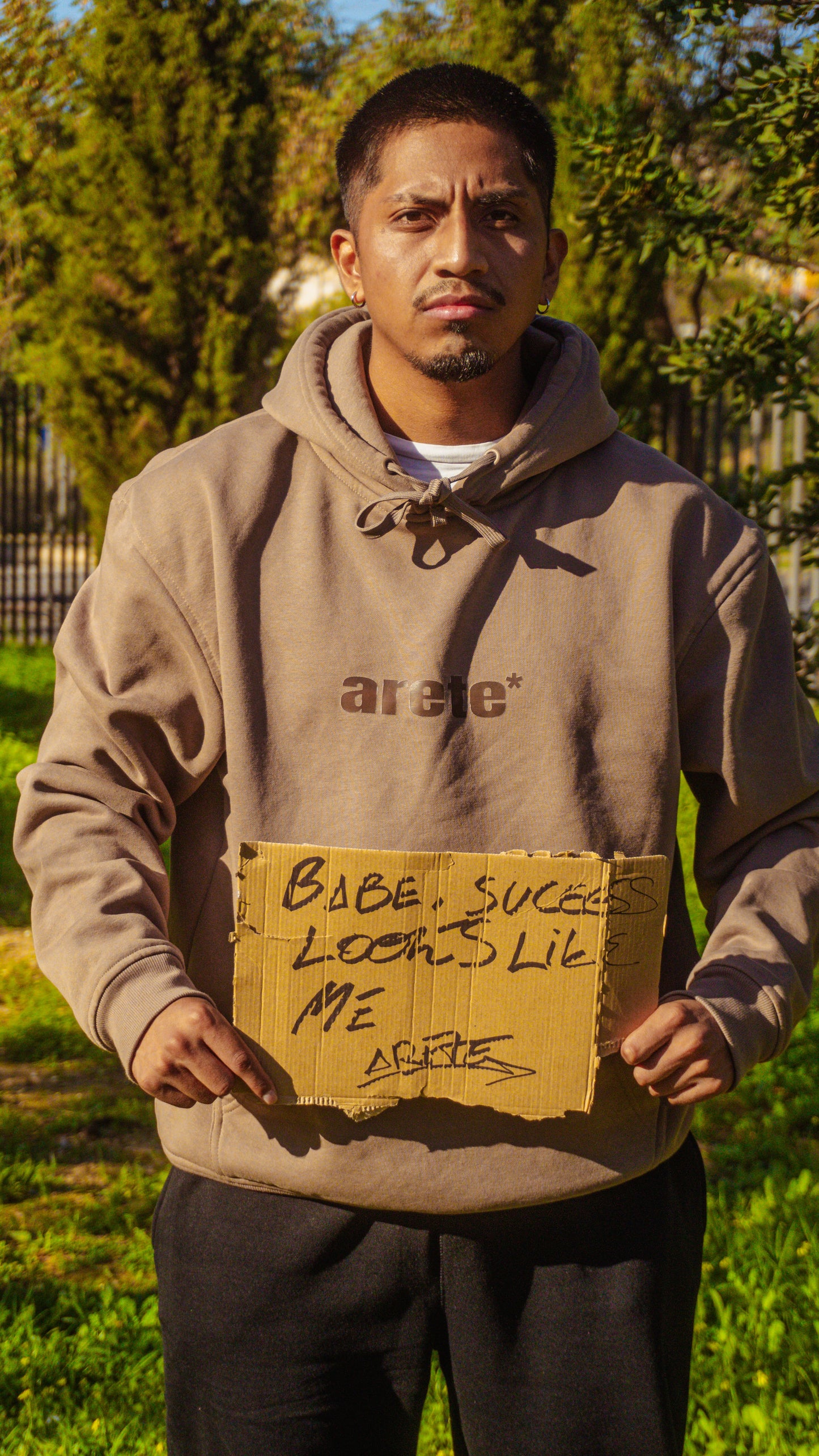 SUDADERA ARETE, BUSINESS BASIC - MARRÓN || WINTER24